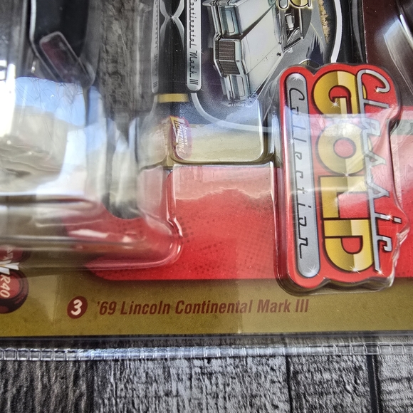 Johnny Lightning Classic Gold R40 1969 Lincoln Continental Diecast Metal Toy - Picture 4 of 9